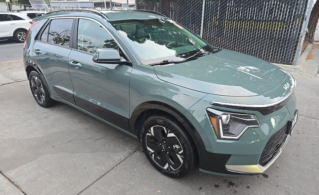 2024 Kia Niro EV Wind in Cityscape Green — front three-quarter view